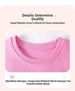 Détail de la robe rose en coton pour fille montrant l'encolure ronde en maille côtelée