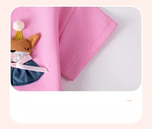 Détail de manche en coton rose et broderie de renard 3D avec chapeau et nœud satin