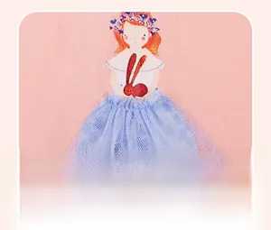 Détail de robe rose en coton avec motif de fille et jupe en tulle bleu 3D appliqué