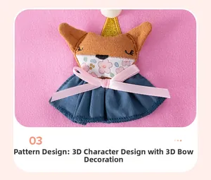 Détail d'une applique renard 3D avec fleurs et nœud sur une robe en tricot rose
