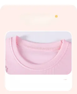 Détail de la robe rose montrant l'encolure côtelée de qualité et les coutures précises
