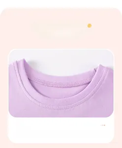 Détail du col en maille côtelée sur le t-shirt en coton violet à manches courtes