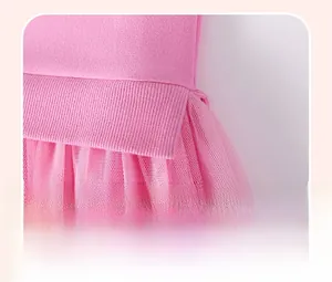Détail de la robe rose pour fille avec taille en tricot côtelé et jupe en tulle