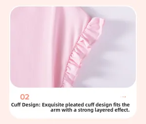 Détail d'une robe rose pour fille avec manches à volants et poignets élastiques smokés