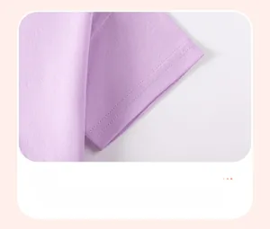 Détail de la manche du t-shirt violet avec une couture double aiguille de qualité