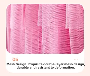 Détail du tissu en maille rose double couche avec un design plissé durable et texture fine