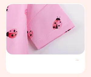 Gros plan du poignet rose avec motif de coccinelle et coutures doubles de qualité