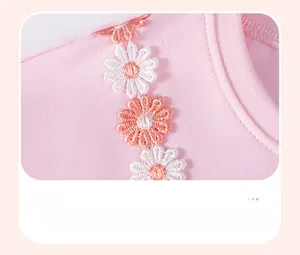 Détail de broderie marguerite en 3D sur le tissu en maille rose pour robe de fille