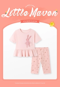 Dettaglio del completo rosa da bambina con coniglio in tulle e pantaloni con fiori