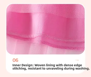 Vue détaillée de la doublure tissée rose et des coutures renforcées d'une robe en tulle