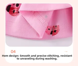 Détail macro du tricot rose pour bébé avec motif coccinelle et coutures d'ourlet