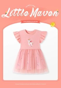 Dettaglio dell'abito rosa con unicorno, gonna in tulle a strati e maniche a volant
