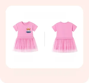 Détails avant et arrière de la robe rose pour filles avec broderie renard et tulle
