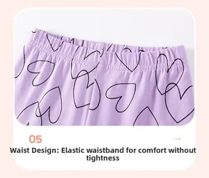 Détail de la taille élastique sur le legging violet à cœurs pour petite fille