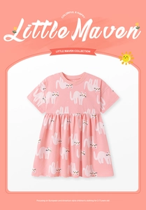 Détail d'une robe rose en coton pour filles avec de jolis motifs de chats blancs