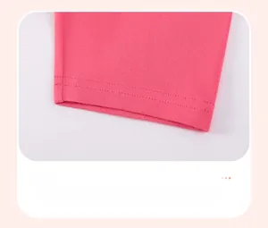 Gros plan des revers de pantalon en maille rose avec finition de couture à double aiguille