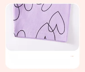 Détail du bas de pantalon en maille violette avec motifs de cœurs et coutures renforcées