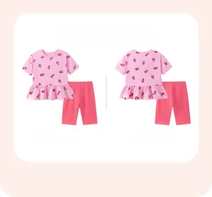 Détail d'un ensemble d'été rose pour filles avec T-shirt coccinelle et short en coton