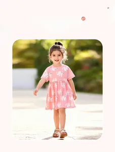 Détail d'une robe d'été rose en coton pour fille avec motifs de chats blancs