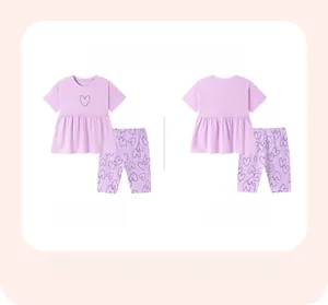Vue avant et arrière de l'ensemble violet en coton pour fille avec cœurs et volants