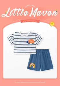 Détail d'un ensemble d'été rayé pour fille avec broderie insecte et short arc-en-ciel