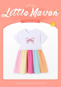 Dettaglio dell'abito arcobaleno per bambina con fiocco e layout poster chic