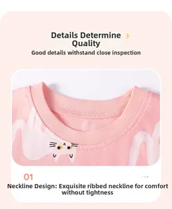 Détail de robe rose en coton avec col rond renforcé et motif chat mignon pour fille