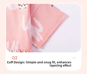 Détail de la couture du revers de manche sur la robe en coton rose pour fille