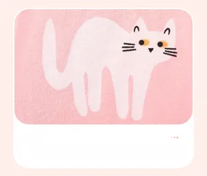 Détail de l'imprimé chat blanc mignon sur une robe d'été rose en coton pour fille
