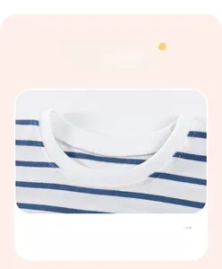 Gros plan du col rond sur le t-shirt en coton tricoté à rayures bleues et blanches pour filles
