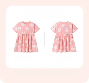 Vues avant et arrière à plat d'une robe en coton rose pour fille avec motifs de chats blancs
