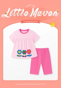 Detalle del conjunto de verano rosa para niña en algodón con apliques florales coloridos