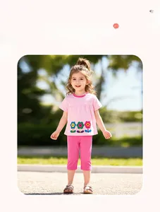 Detalle de conjunto de verano para niñas en algodón con bordado floral y cuello en contraste