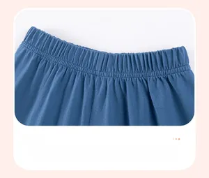 Gros plan sur la taille élastique large d'un pantalon en maille côtelée bleue