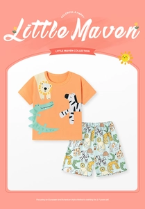 Dettaglio del set estivo bimbo con maglietta arancione a leone e pantaloncini con stampa