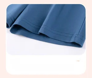 Détail du short en maille bleu marine avec double surpiqûre durable sur l'ourlet de jambe