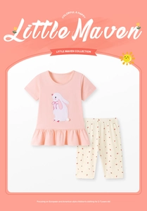 Detail von rosa Baumwoll-T-Shirt mit Hasen-Applikation und Blumenhose für Mädchen