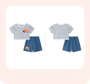 Vue avant et arrière du t-shirt rayé fille avec coccinelle et short motif arc-en-ciel