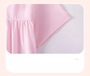 Detalle de la manga de la camiseta de algodón rosa con hombros rizados para niñas