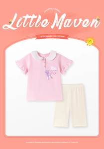 Detail von rosa Poloshirt mit Rüschenärmeln und weißen Leggings für Mädchen von 2-7