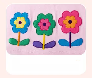 Primer plano de bordado de flores aplicadas en suave tejido de punto de algodón rosa