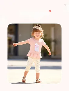 Detail eines Mädchen-Sommeroutfits mit rosa Hasen-T-Shirt und floralen Leggings