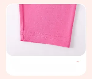 Detalle del bajo del pantalón rosa con dobladillo de doble costura y tejido suave