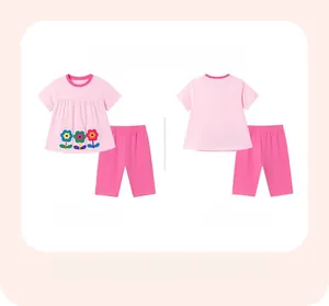 Detalle del conjunto de verano para niña en algodón con estampado floral y pantalón corto