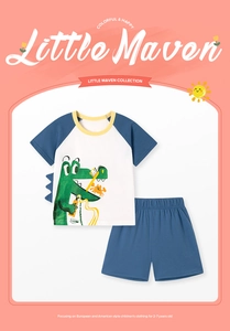 Vue détaillée de l'ensemble enfant en coton avec t-shirt et short imprimé crocodile
