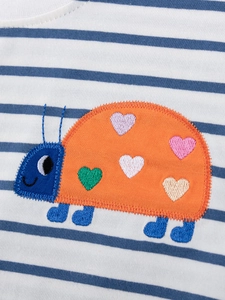 Tenue d'été rayée bleue et blanche pour filles avec broderie coccinelle à cœurs colorés