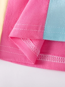 Abito estivo per bambina a maniche corte con design patchwork pastello e cuciture rifinite