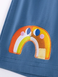Tenue marine pour filles avec joli détail d'écusson arc-en-ciel brodé et rayé