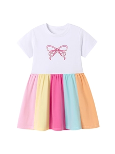 Abito da bambina a maniche corte, top bianco con fiocco rosa e gonna a pieghe arcobaleno colorata