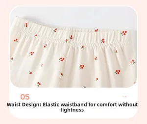 Detail des elastischen Gummibunds an cremeweißer Kinderhose mit Kirschmuster-Print